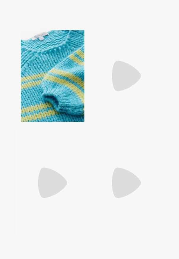 Pletený sveter s textúrovaným vzorom, s tyrkysovými a žltými pruhmi. Hrubá priadza dodáva robustný a útulný vzhľad.; Biely dvojdielny outfit s topom bez ramienok, ktorý má gombíky a vrecká, doplnený dlhou, splývavou sukňou. Hladká tkanina a čisté línie.; Svetlomodré semišové tenisky s bielymi koženými pruhmi, hnedou štruktúrovanou podrážkou a zlatým logom. Nízky strih s okrúhlou špičkou.; Korytnačie slnečné okuliare s geometrickým dizajnom, žltými sklami a kovovými akcentmi na spánkoch. Široký rám a matný povrch.