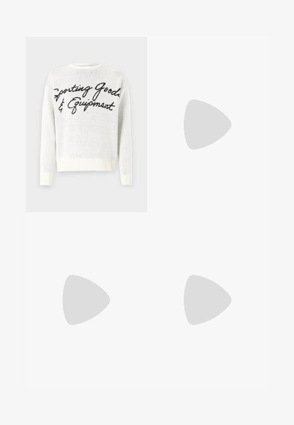 Pull en tricot blanc avec un texte en noir "Matériel et Équipements Sportifs" sur le devant, encolure arrondie et poignets côtelés.; Shorts en denim de couleur bleu clair. Tissu continu avec cinq poches, une fermeture à bouton et des coutures discrètes le long des coutures et des poches.; Baskets en cuir blanc avec un capuchon en suède gris, trois rayures blanches horizontales, un accent bleu et une semelle en caoutchouc marron. Détail texturé sur la semelle.; Banane en tissu noir avec une forme arrondie, poche zippée à l'avant et texture lisse. Pas de motifs ou d'accents visibles. Design léger.