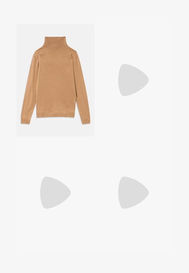 Maglione a collo alto di colore tan, realizzato in tessuto liscio, dotato di maniche lunghe e colletto a coste alto. Vestibilità classica con una delicata texture.; Jeans a gamba larga in denim blu scuro. Presentano cinque tasche, una chiusura con bottone frontale e cuciture visibili lungo la vita e l'orlo.; Scarpa slingback da donna in stampa leopardata con tacco basso a blocco e fibbia dorata sul cinturino laterale, mostrata in profilo su sfondo semplice.; Pochette in pelle marrone con chiusura a sfera argentata e un piccolo dettaglio a catena argento su sfondo bianco.