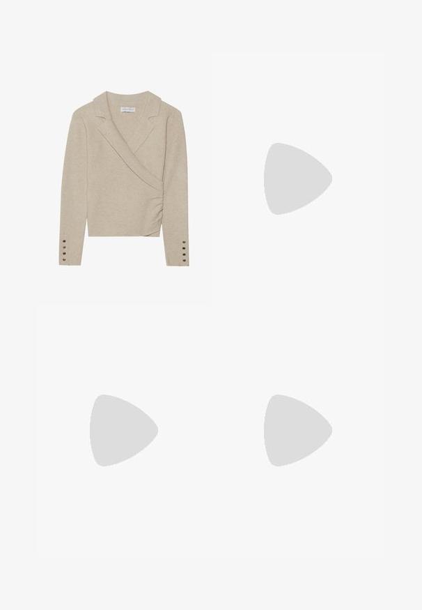 Beige gebreide cardigan met een wikkelontwerp, kraag en lange mouwen. Heeft een geplooid zijpaneel en vier decoratieve knopen op elke mouw.; Een knielange rok van lichte stof met een abstract patroon in beige, bruin en groen. Heeft een aansluitende tailleband en een vloeiende vorm.; Roze suède hoge hak sandaal met blokhak, open teen en enkelband met een gouden gespsluiting. Vlakke voorkant band.; Bruine faux leren schoudertas met een gebogen vorm, minimale stiksels en een gouden hardware-accent. Voorzien van een bovenste ritsluiting en een verstelbare schouderband.