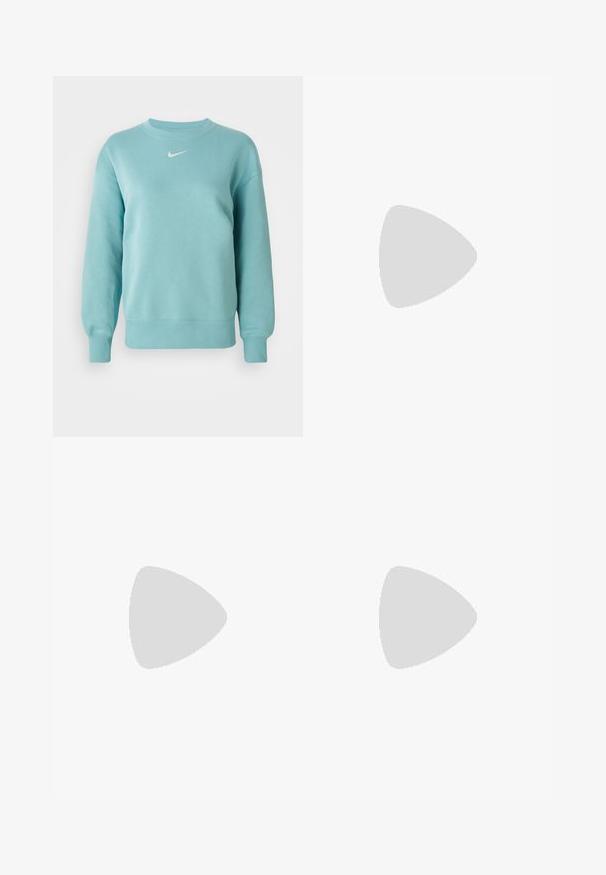 Svijetloplavi dukserica dugih rukava s okruglim izrezom, s rebrastim manžetama i rubom, s malim bijelim Nike swoosh logotipom na sredini grudi.; Svijetlucave ljubičaste flis hlače s elastičnim pojasom, kapicom za stezanje, bočnim džepovima i elastičnim manžetama, prikazane ravno na bijeloj pozadini.; Nike tenisice s glatkom, bijelom gornjom površinom, srebrnim detaljima i crnim gumenim potplatom. Sadrže Air jastučenje i elegantan dizajn.; Naočale tipa avijatičar s gradijentnim plavim staklima, okvirom od srebrnog metala i dekorativnim zvjezdastim naglascima na staklima. Glatki i elegantni dizajn.