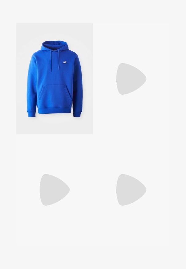 Sweat-shirt à capuche bleu avec une poche kangourou et des poignets côtelés. Présente un logo blanc sur le côté gauche de la poitrine. Fabriqué en tissu en coton doux.; Pantalons large gris foncé en tissu texturé. Présente une fermeture à bouton à l'avant et deux poches latérales. Design minimaliste sans motifs.; Chaussure de sport bleu et argent avec des matériaux en maille et synthétiques, dotée d'une épaisse semelle grise et de accents noirs bien visibles. Numéro de modèle 1000 visible.; Collier en chaîne argentée superposé avec un cordon noir, mettant en avant un pendentif abstrait unique. La chaîne possède des maillons géométriques et un fermoir réglable.