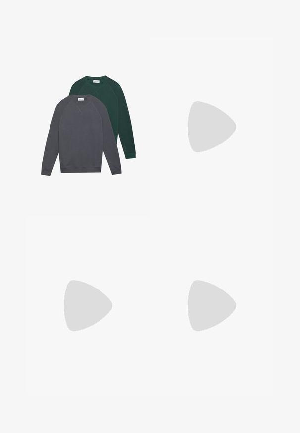 Twee langarm crewneck sweaters, één donkergrijs aan de voorkant en één donkergroen aan de achterkant, beide met zichtbare labeltags.; Witte korte mouwen t-shirt gemaakt van gestructureerd katoen. Heeft een ronde hals en een recht afgeknipte zoom. Minimalistisch ontwerp zonder zichtbare logo's.; Zwarte wijde broek gemaakt van gladde stof, met een hoge taille, twee zilverkleurige gespen bij de tailleband en een geplooid ontwerp aan de voorkant.; Zwarte sneakers met een gestructureerde leren bovenkant met krokodilpatroon, een ronde neus en een contrasterende witte rubberen zool met een gladde afwerking.