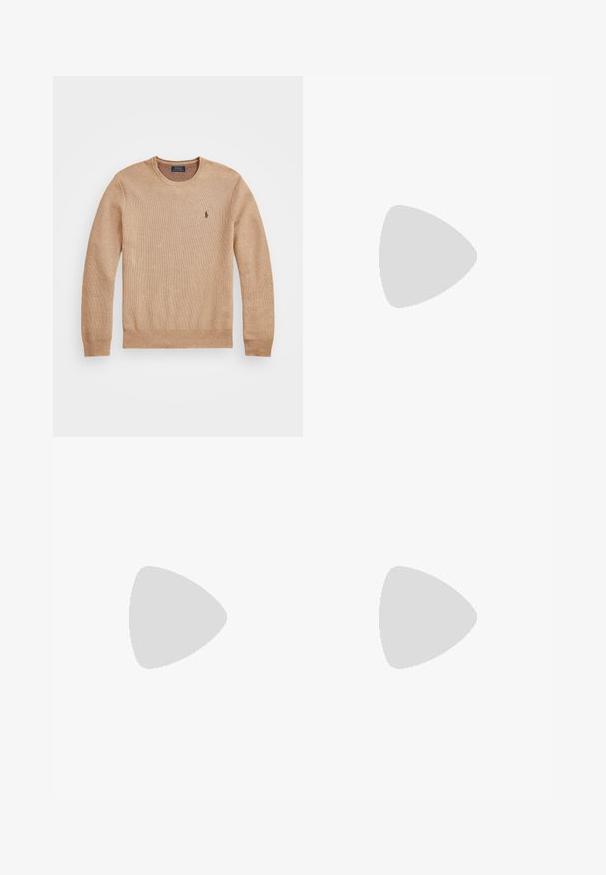 Beżowy sweter dzianinowy z okrągłym dekoltem, prążkowanymi mankietami i dołem oraz małym haftowanym logo na lewej piersi.; Żółta bawełniana koszulka z okrągłym dekoltem i krótkimi rękawami. Posiada małe niebieskie haftowane logo na lewej piersi.; Granatowe eleganckie spodnie z płaskim przodem, dwoma fałdami z przodu i pojedynczym zapięciem na guzik, wykonane z gładkiego, teksturowanego materiału.; Beżowe zamszowe loafersy z przeszyciem, płaską gumową podeszwą i małym logo po boku. Klasyczny model wsuwany, miękka faktura.