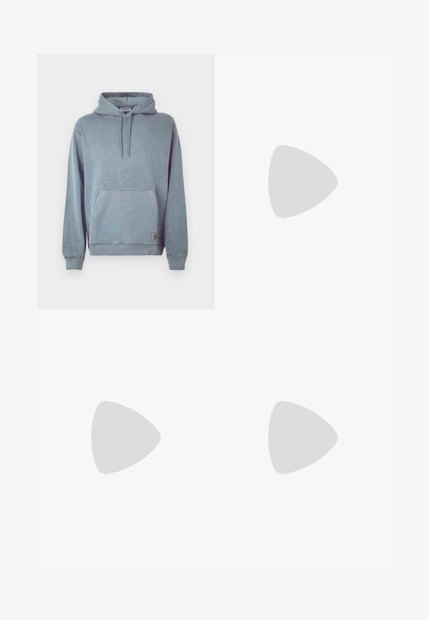 Camisola com capuz azul-claro feita de uma mistura suave de algodão, com bolso canguru, capuz com cordão, punhos canelados e um pequeno emblema de logo.; T-shirt branca de algodão com mangas curtas, decote redondo e um pequeno logotipo azul "C" bordado no lado esquerdo do peito.; Calças azul-marinho com riscas feitas de um tecido texturizado; apresentam um fecho de botão, bolsos laterais e um design de ajuste solto.; Sapatilha branca feita de couro liso, com bico perfurado, sola de borracha texturizada, atacadores planos e um destacado logotipo 'N' na lateral.