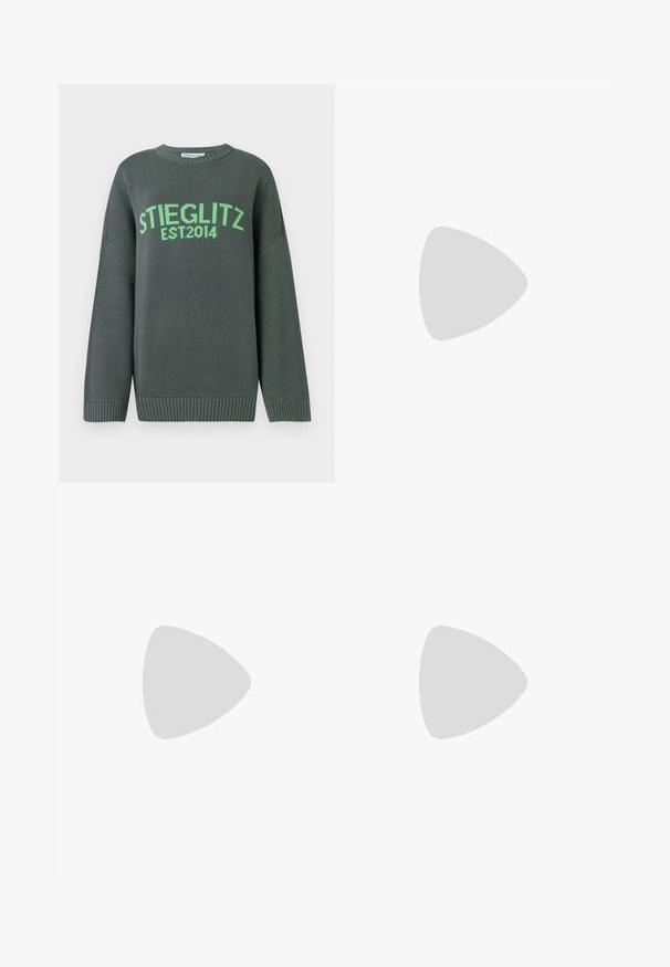 Pulover verde tricotat cu guler rotund. Prezintă inscripția "STIEGLITZ EST.2014" în litere îngroșate de culoare verde lime pe față. Manșete și tiv cu dungi.; Jeans cu picioare largi, la talie înaltă, din denim negru decolorat, cu șireturi roșii și ochiuri metalice pe buzunarele din față. Include închiderea clasică cu nasture și fermoar.; Sneaker de tip low-top de culoare alb murdar, cu brâu de legare, căptușeală interioară albă și o margine subtilă multicoloră pe marginea talpii, vedere laterală.; Geantă din piele quilted neagră cu o curea din lanț auriu, având un detaliu circular pentru închidere. Formă compactă și rectangulară, cu o textură netedă.