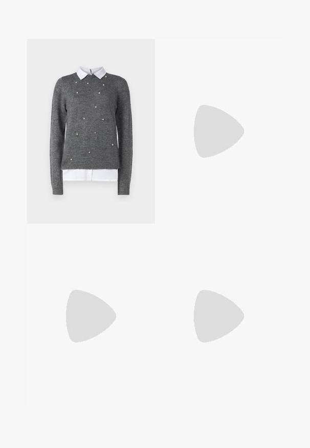 Pelēks džemperis ar apaļu izgriezumu, garām piedurknēm un baltu apakškreklu ar apkakli. Rotāts ar izkaisītām pērlēm līdzīgām akcentiem. Mīksta tekstūra.; MSCH Copenhagen ANTONIE SKIRT - Zīmuļsvārki - black; Melni ādas apavi ar noapaļotu purngalu, biezām bloku papēžiem un elastīgiem sānu akcentiem, apvienoti ar tumšām zeķubiksēm un melnu svārku ar šķirbu.; Sudraba gredzenveida auskari ar minimālistisku dizainu. Cirkulāra forma, gluda tekstūra un plāns profils. Vieglu svaru ar spīdīgu apdari.
