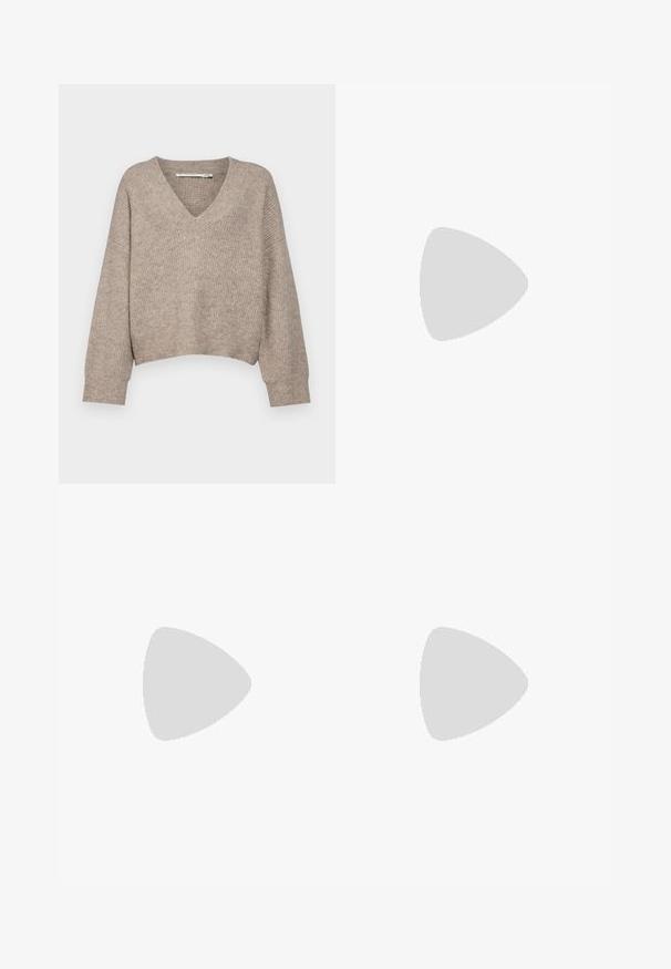 Beige gestrickter Pullover mit V-Ausschnitt und cropped Design. Verfügt über lockere Ärmel und ein strukturiertes Muster im gesamten Oberteil.; Helle beige Schlaghosen mit gerippter Textur, die einen Kordelzugbund und rohe Kanten entlang der Seitennähte und des Saums aufweisen.; Beige Wildledersneaker mit hellbraunen Akzenten. Verfügt über drei braune Streifen, eine strukturierte Gummisohle und ein rundes Zehendesign.; Braune Wildleder-Shopper-Tasche mit zwei Schulterriemen, großzügiger rechteckiger Form und minimalistischem Design. Weiche Textur mit glatter Oberfläche.