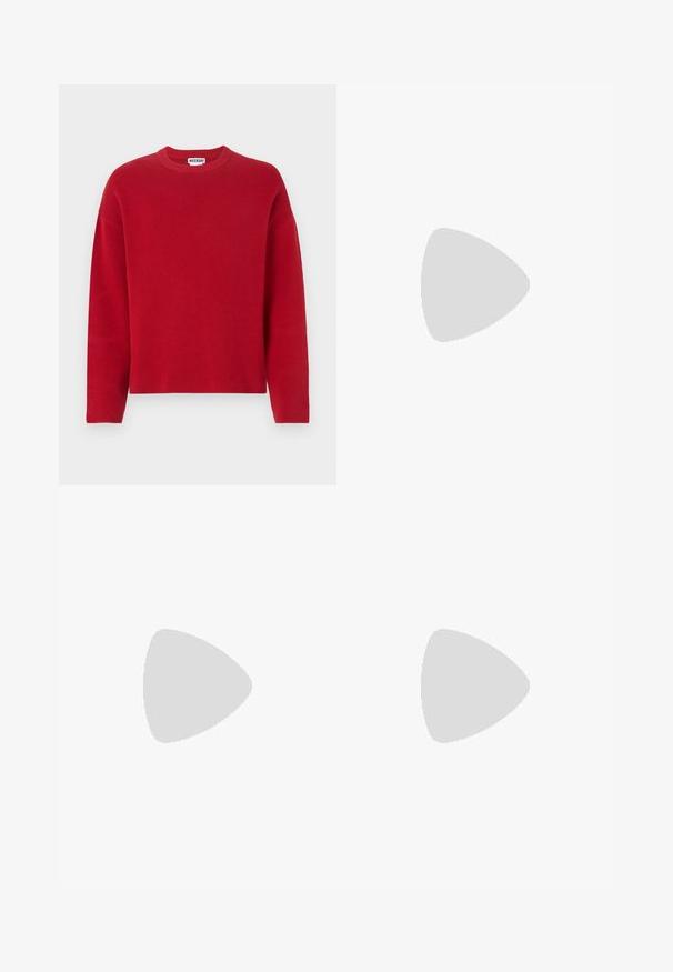 Jersey de punto rojo con cuello redondo y hombros caídos. Presenta un acabado texturizado y un corte relajado. Sin patrones ni acentos visibles.; Pantalones cortos negros con rayas y pliegues, cierre de botón y acento de anillo metálico. Tejido suave con un ajuste a medida y diseño hasta la rodilla.; Zapatillas de plataforma negras hechas de material sintético, con forma redondeada, suela texturizada y cordones en contraste. Logotipo en el lateral.; Bolso cruzado de cuero negro con tapa, dos hebillas plateadas, costura amarilla y correa ajustable. Presenta una textura suave y un diseño compacto.
