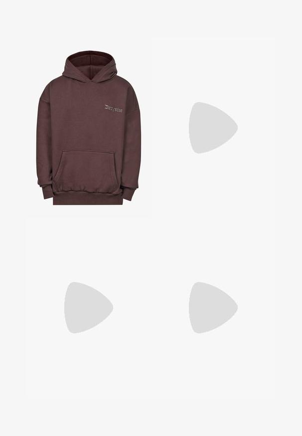 Bruine hoodie van zachte stof, met een voorzak, geribde manchetten en een capuchon met trekkoord. "Dropsize" geborduurd in het grijs op de borst.; Witte katoenen tanktop met een ronde halslijn, brede schouderbanden en een rechte zoom, met een gladde textuur en zonder zichtbare patronen.; Spijkerbroek shorts in een donkergrijze was, met vijf zakken, riemlussen en contrasterende stiksels. De stof vertoont subtiele vervaging.; Witte sportieve schoen met een gestructureerde mesh bovenkant, zilveren Nike-logo, gevoerde kraag en unieke doorzichtige plastic zool met veren.; Drie bandana's: één geel met zwarte patronen, één wit met zwarte ontwerpen en één zwart met witte afbeeldingen. Alle zijn vierkant en gemaakt van lichtgewicht stof.