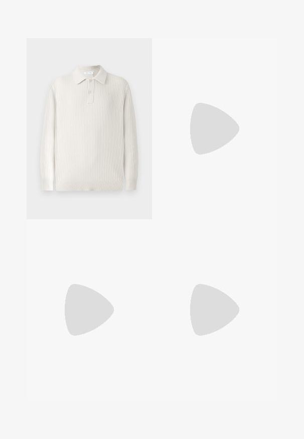 Lys beige strikket polo sweater med ribbet tekstur, en krave og to knapper. Har lange ærmer og en tætsiddende kant.; Sorte denimbukser med lige ben, der har fem lommer og knappelukning. Stof har en let glans og synlig tekstur.; Sorte læder loafers har en forhøjet søm, to dekorative remme på overdelen og en tyk struktureret sål for bedre greb.; Sorte plastiksolkaber med grønne linser, firkantede stel, sølvaccent på brynene og teksturerede templede arme. Angivet mærke på den indre arm.