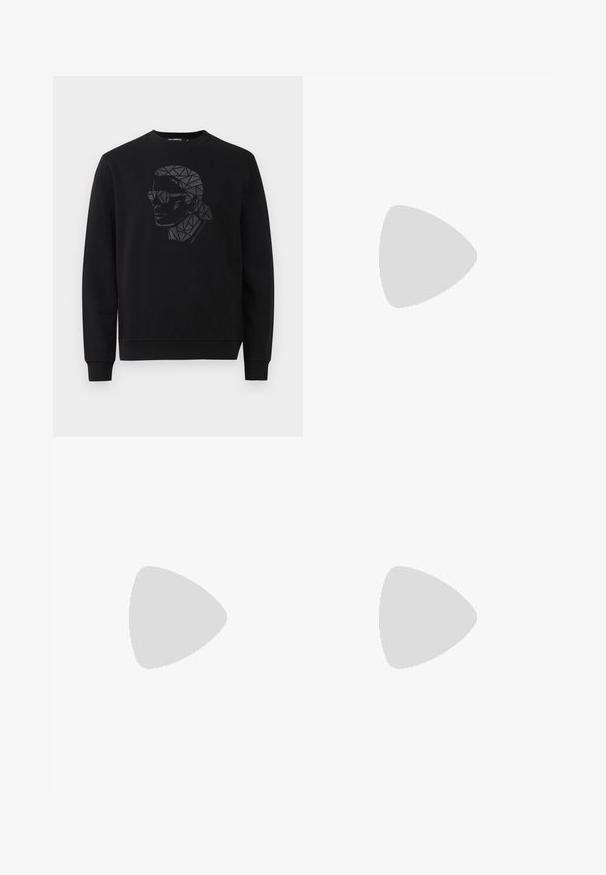 Svart sweatshirt med rund halsringning och långa ärmar. Har en geometrisk svart och grå porträttdesign på framsidan.; Svarta byxor med elastisk midja, med en rak bendesign och uppvikta fållar. Tillverkade av glatta, vävda tyger utan mönster.; Svart låg sneaker med mönstrad kanvasöverdel, vit gummikappa, texturerad sula och logotypdetalj på sidan. Metallöglor för snörning.; Svart rektangulär väska gjord av texturerat material, med dragkedjestängning, justerbar rem och en logotyp på framsidan.