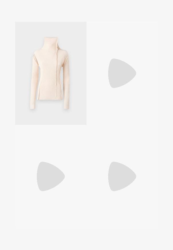 Pull en col roulé à côtes de couleur beige clair. Il dispose de manches longues et d'un design ondulé unique le long du col, fabriqué en maille douce.; Robe noire à paillettes avec des manches longues et un col haut, présentant un corsage ajusté et une jupe évasée. Texture réfléchissante sur l'ensemble.; Bottine en cuir noir avec un bout rond, finition lisse, coutures contrastées et un talon bloc, présentant une silhouette légèrement effilée.; Sac à main en cuir noir au design courbé, avec des clous en argent, une boucle et deux poches latérales. Bandoulière réglable pour différentes options de transport.