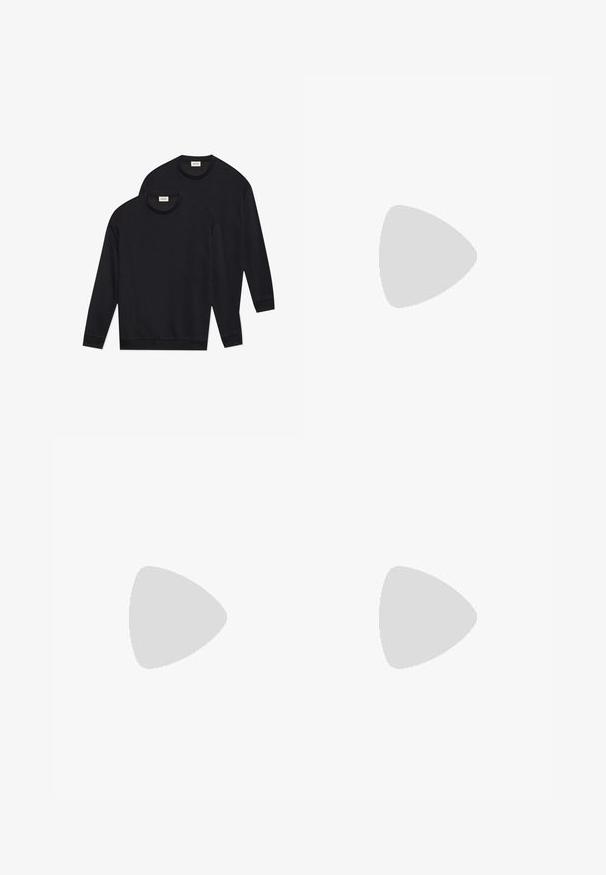 Sweatshirts en coton noir, avec un col rond, des manches longues et des poignets et ourlets côtelés, présentés dans un agencement empilé.; Chemise noire à manches longues avec une fermeture à boutons sur le devant, deux poches poitrine et un col pointu. Fabriquée en tissu lisse avec une finition mate.; Pantalons noirs en tissu lisse, avec une coupe droite, deux plis avant et une taille standard avec passants de ceinture.; Bottine noire en cuir avec un bout pointu, des panneaux latéraux élastiques, des accents de coutures verticales et un petit talon bloc.
