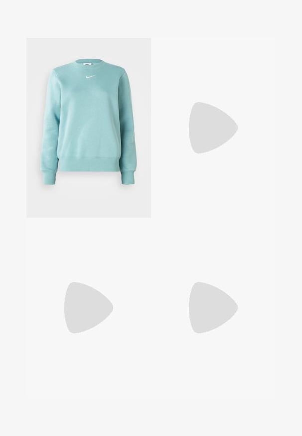 Lyseblå hettegenser med ribbestrikkede mansjetter og kant, rund hals, og en liten hvit logo på brystet. Laget av mykt stoff.; Blå Nike joggebukser med elastisk liv, snor, cuffs ved ankler, og hvit Nike swoosh-logo på venstre lår.; Nike-sneaker med en glatt, hvit overdel, sølvfargede detaljer og en svart gummisåle. Har Air-demping og en strømlinjeformet design.; Pilotbriller med gradient blå linse, sølvfarget metallramme og dekorative stjerneaksenter på linsen. Glatt og stilren design.