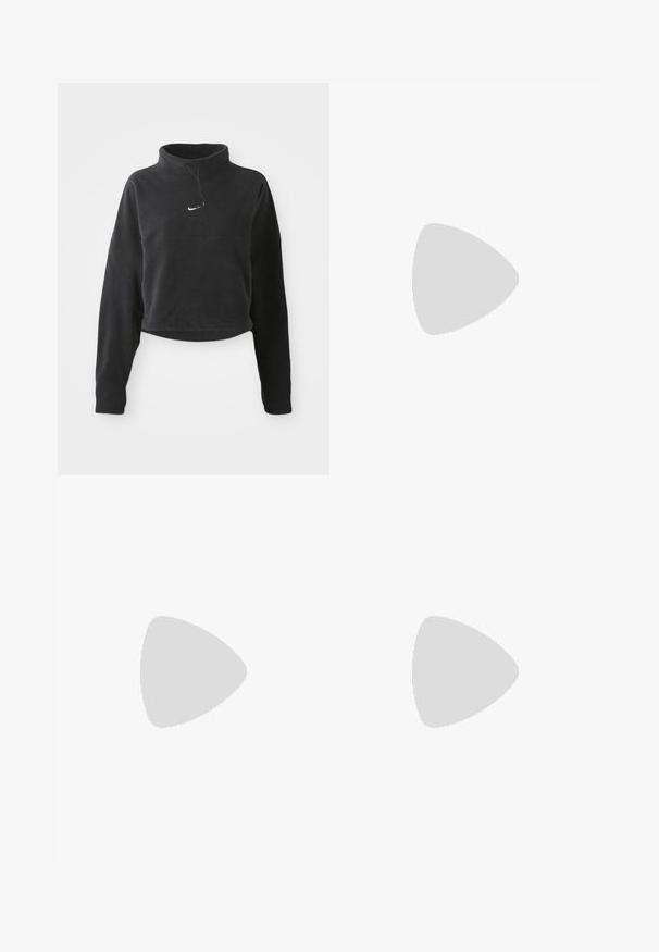 Must värviline lühikese lõikega fliispull, millel on pikad varrukad, kõrge krae, tõmblukk ja väike valge Nike swoosh logo rinna peal.; Kõrge vöökohaga mustad leggingsid, millel on sile ja veniv kangas. Omaduseks on logo ülemisel jalal ja tekstuuritud aktsendid külgedel.; Sinised ja mustad sneaksid, millel on võrgusilmast ülemine osa, gradientdisain ja ümar õhkpadding tallas. Kannab valgeid ribaga sokke.; Musta duffel kott siledast kangast, kahekordse lukuga sektsioonid, pehmendatud käepidemed ja suur valge Nike logo ees.