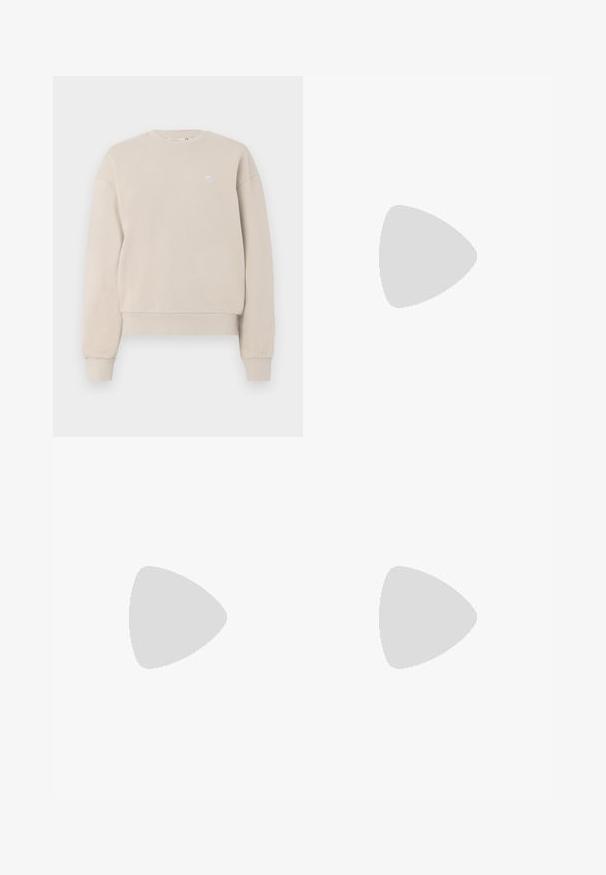 Bežová mikina cez hlavu vyrobená z bavlnenej zmesi, s rebrovaným výstrihom a manžetami, s malým logom na hrudi.; Svetlomodré rifľové nohavice s vertikálnymi bielymi prúžkami, vysoký pás, voľný strih, päť vreciek a zapínanie na gombíky.; Čierna bežecká obuv so zmesou sieťoviny a syntetických materiálov, robustnou podrážkou, zakriveným dizajnom a výrazným logom na boku.; Čierna crossbody taška so zipsom, hlavnou priehradkou, prednou kapsou, nastaviteľným popruhom a viditeľnou nášivkou loga na klape.