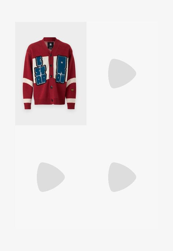 Röd stickad cardigan med v-ringning, med överdimensionerad blå och vit grafisk text. Fem svarta knappar och randiga detaljer på ärmarna.; Två figurnära linnen i svart och vitt. Tillverkade av ribbat bomull, de har breda axelband och rundad halsringning. Logotypen finns på kragen.; Svarta bomullshbyxor med rak bendesign, med knappstängning och en enkel midja. Inga mönster eller ytterligare detaljer.; Svarta patenterade läderskor med rund tå, en dekorativ rem och en tjock svart gummisula. Slät glänsande yta med minimal sömnad.