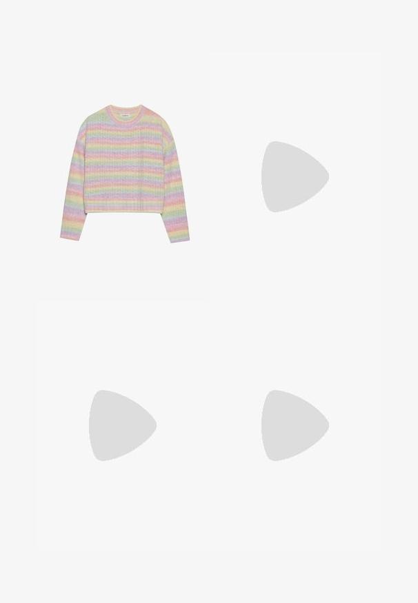 Pastellrandig stickad tröja med rund hals, långa ärmar och kortad nederkant. Tyget har en lätt strukturerad yta.; Ljusblå denimshorts med hög midja, femficksdesign och fransad nederkant. Har en frontknäppning och diskret blekning.; Sportskor med överdel i vit läder, grå mocka på tårna och tre svarta ränder. Har en blå logotyp på tungan och en texturerad gummisula.; Svart faux-krokodil läderhandväska med en strukturerad design, gyllene detaljer, ett handtag på toppen och ett magnetiskt lock.