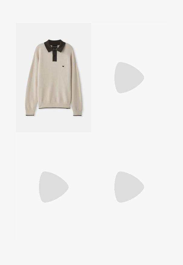 Langermet beige genser med svart krage og knappestolpe, svart logo på brystet, ribbede mansjetter og ribbestrikket kant med svart trim.; Sorte denim jeans med rett passform. Har frontlommer, en myntlomme og en enkelt baklomme. Enkel design med metallhardware detaljer.; Brune semsket lave sneakers med flad gummisål, snørebåndslukning og syninger, vist fra siden på en ensfarvet baggrund.; Svart lær clutch med teksturert overflate, frontlomme med glidelås og avtakbar håndleddsreim. Har en logo-patch på fronten. rektangulær form.