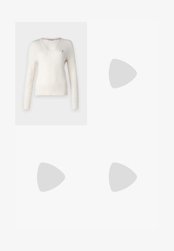 Biały sweter dzianinowy z dekoltem w serek i długimi rękawami. Posiada strukturalny wzór w romby oraz małe logo na lewej piersi.; Biała bezrękawnik z regulowanymi ramiączkami, dopasowany krój, gładka tekstura materiału i okrągły dekolt. Brak wzorów i detali metalowych.; Beżowe spodnie szerokie z czarną i białą, elastyczną talią, zawierające przednie zakładki oraz gładką bawełnianą strukturę.; Sandały slip-on w kolorze tan z wyściełanym kołnierzem i teksturowanym, jasnoniebieskim akcentem. Posiadają grubą, trwałą podeszwę z wzorzystym bieżnikiem.; Brązowe, owalne okulary przeciwsłoneczne z ciemnymi soczewkami. Rama wykonana jest z przezroczystego brązowego materiału i ma logo nadrukowane na zausznikach.; Wykonana z tkanej beżowej torba na ramię o luźnym fasonie i pojedynczym pasku na ramię. Posiada teksturowany wzór na całej powierzchni.