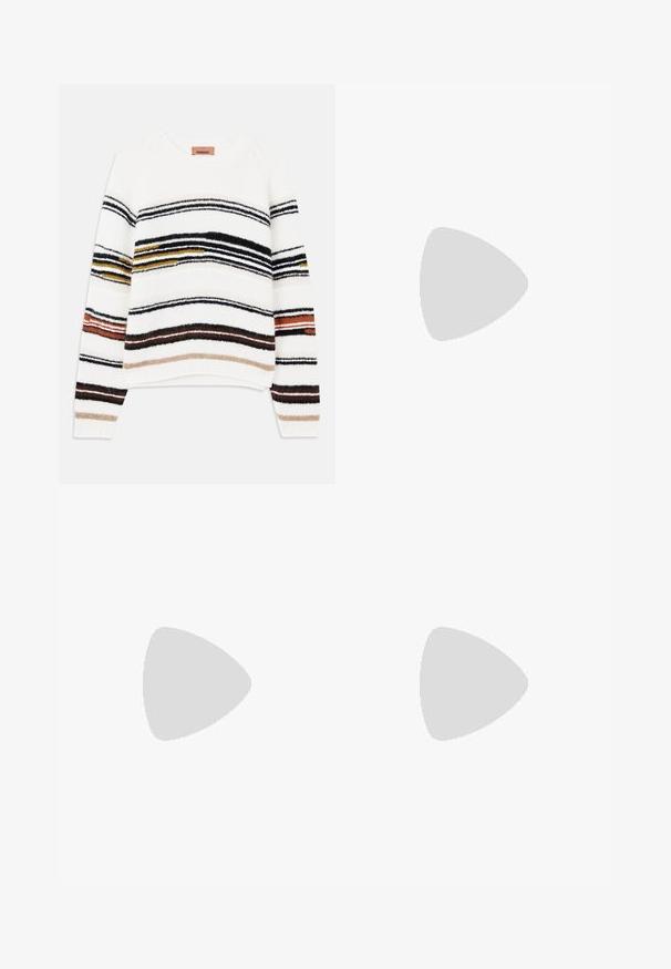 Maglione crema con righe orizzontali in nero, oro, arancione e marrone. Realizzato in un morbido filato testurizzato con scollo rotondo.; Pantaloni neri, morbidi e ampi, con una cintura elastica e tasche laterali, che si restringono alla caviglia, abbinati a sneakers bianche.; Sneaker marrone e bordeaux realizzato in materiali scamosciati e in rete, caratterizzato da tre strisce color crema, tessuto testurizzato sulla linguetta e suola in gomma.; Occhiali da sole con una struttura in plastica nera elegante e lenti gialle, caratterizzati da una forma angolare distintiva e grandi tempie per una maggiore copertura.; DRAGON DIFFUSION MINI FLAT GORA - Borsa a mano - dark brown