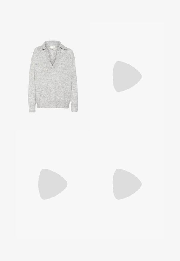 Ljusgrå v-ringad tröja med krage. Mjuk, texturerad tyg. Långa ärmar, ribbad nederkant. Subtilt mönster genom hela materialet.; Svart polotröja i elastiskt tyg. Har långa ärmar, en åtsittande design och en slät yta utan mönster eller dekorationer.; Beiga vida jeans i bomull, med hög midja, två framsidafickor och kontrasterande sömmar. Klassisk denimdesign med en avslappnad passform.; Beige mockaskor med svarta lädersträngar, vita snören och orange gummisulor. Har "adidas" och "Spezial" logotyper på klacken.; Svart läder axelväska med en slät yta, rundad form, justerbar rem och dragkedjestängning. Minimalistisk design utan utsmyckningar.