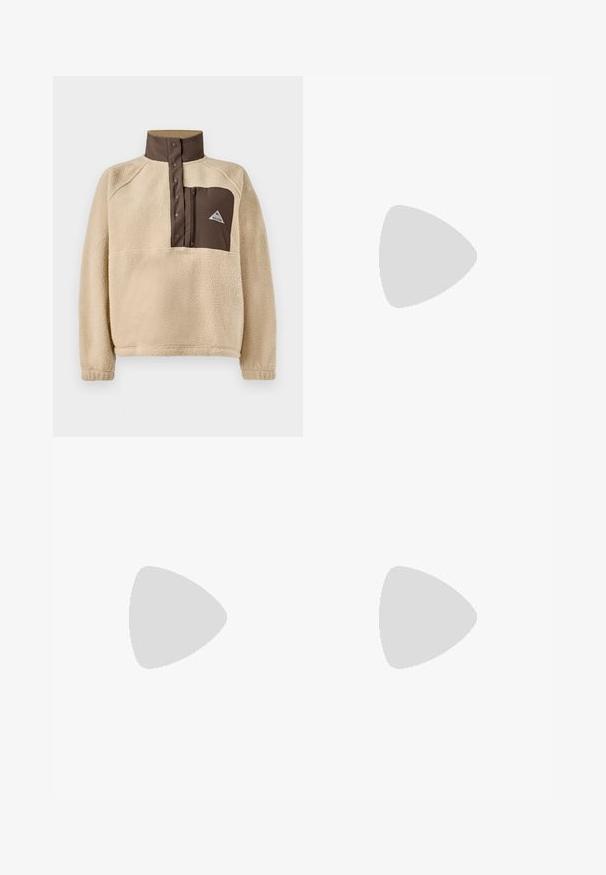 Beige fleece pullover met een bruin hoge kraag, halve knoopsluiting en een borstzak met een logo en ritsdetail. Zachte, gestructureerde stof.; Crème-kleurig katoenen T-shirt met korte mouwen, voorzien van een afbeelding van een golf en zon, en de tekst "BILLABONG" op de voorkant.; Wijdgesneden denim jeans van middelzware blauwe katoenstof. Bevat een klassieke vijf-pocket ontwerp en een ritssluiting met knoopsluiting.; Witte leren sneaker met beige suède accenten, geperforeerde neus, platte veters en een gestructureerde crèmekleurige zool. Heeft subtiele branding op de hak.