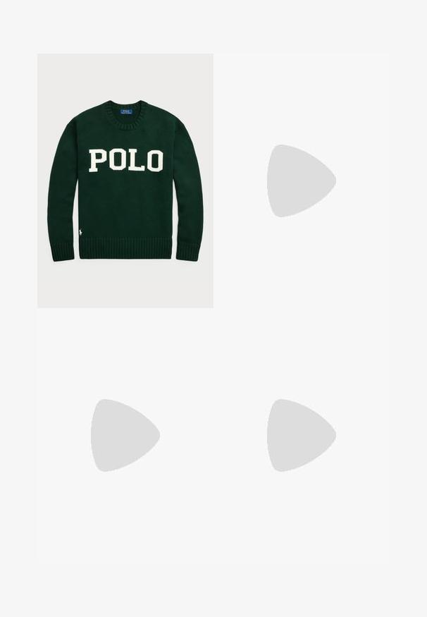 Pulover verde tricotat cu "POLO" scris cu litere mari albe, cu manșete și tiv côtelate, având un mic logo accent în colțul stâng jos.; Cămașă bej cu mâneci lungi, dintr-un amestec de bumbac. Prezintă un guler cu nasturi, șapte nasturi pe față și un mic logo brodat pe pieptul stâng.; Chino din bumbac bej cu față plată, bucle pentru curea și buzunare laterale. Design cu picioare drepte, textură netedă și o senzație ușoară și respirabilă.; Adidași din piele albă, design de tip low-top, cu o textură netedă, vârf rotund, față șiretată și un mic logo brodat pe lateral.