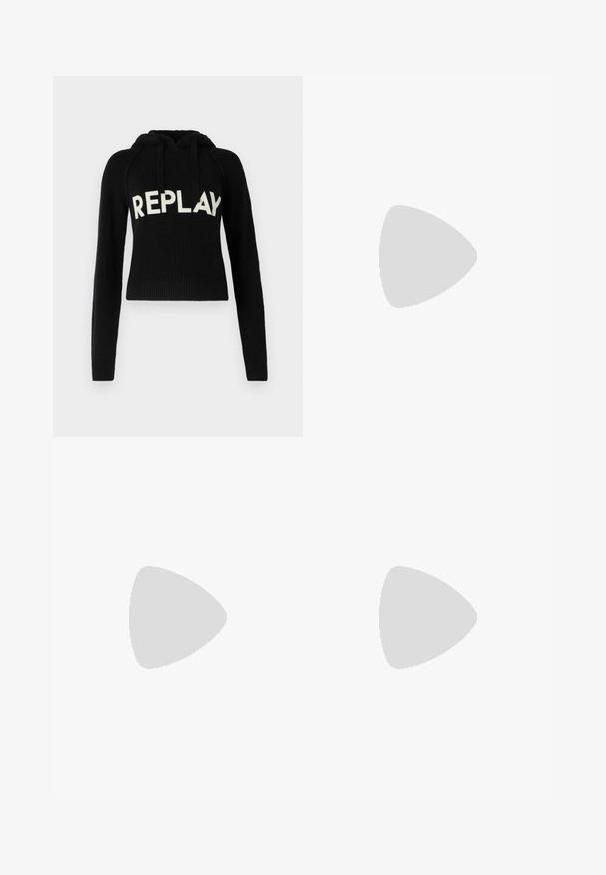 Sudadera de punto negra con mangas largas, que presenta un логotipo "REPLAY" en blanco contrastante en el pecho. Textura acanalada y capucha ajustable.; Jeans de denim azul oscuro, ajustados, que presentan un cierre de cremallera, botón en la parte superior y bolsillos frontales con costuras amarillas contrastantes. Textura suave en toda la prenda.; Zapatilla de cuero blanco con caja de dedos perforada, suela texturizada y cordones blancos, combinada con pantalones rojos amplios y un fondo azul y amarillo.; Gafas de sol negras y angulares con lentes grises; fabricadas en plástico, con varillas gruesas de superficie suave y sin herrajes visibles.; Bolso hobo negro hecho de un material suave similar al cuero, con un asa retorcida, que presenta una forma suave y redondeada y un cierre superior de cremallera.; Aretes de aro de oro con un acabado suave y brillante. Diseño circular que presenta un pequeño post y un respaldo transparente para un uso seguro.