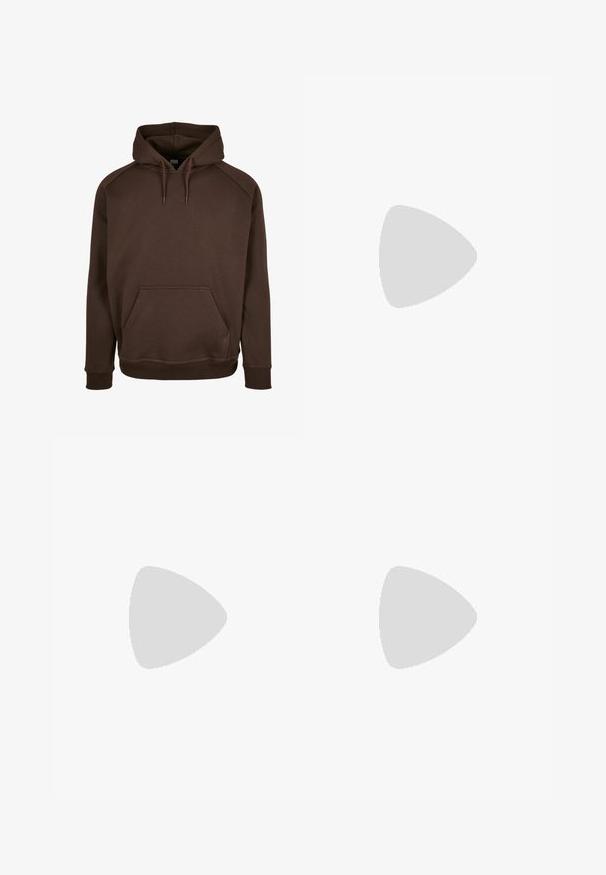 Brun hettegenser laget av myk stoff, med en frontlomme, ribbede mansjetter og kant. Glatt tekstur med justerbare snorer.; Tre hvite ribbestrikkede tank topper laget av bomull. Har en rund hals og små svarte etiketter nær kanten. Tilgjengelig i flere størrelser.; Brune bukser laget av slitesterk tøy, med rette ben, standard midje og sidelommer for funksjonalitet.; Sorte skinn Chelsea-støvler med elastiske sidepaneler og en teksturert gummisåle, kombinert med lyseblå oppbrettede denimjeans.