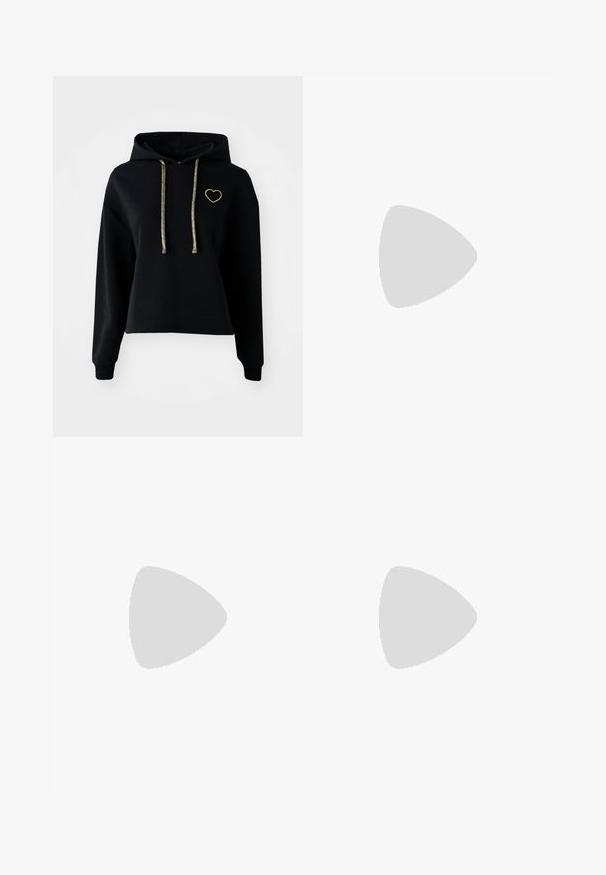 Musta lyhyempi huppari, jossa on etutasku, kultaisella sydänbrodeerauksella ja kiiltäviä kultaisia nyörejä. Valmistettu pehmeästä, tekstuurilla varustetusta kankaasta.; Sinivihreät farkut suoranlahkeisella designilla, korkealla vyötäröllä ja huomaamattomalla kontrastipistotuksella. Kangas on sileä.; Mustat nahkaiset nilkkurit, joissa on pyöreät varpaat, nauhakiinnitys ja metalliset silmukat. Yhdistetty tummansinisisiin farkkuihin, joissa on suora leikkaus.; Hope-silver rengas, joissa on sileä ja kiillotettu pinta. Pyöreä muoto ja turvallinen napsautettava lukitus. Kevyt muotoilu sopii päivittäiseen käyttöön.