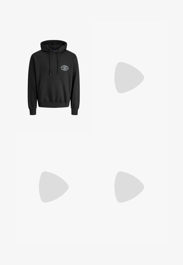 Felpa nera con cappuccio e tasca a marsupio frontale, dotata di un piccolo logo ovale bianco sul lato sinistro del petto che recita "Jack & Jones Worldwide 1990."; T-shirt nera a maniche corte in cotone, con finitura logora e logo stampato bianco "PUMA sports club" sul petto.; Pantaloni plissettati verde oliva realizzati in un tessuto morbido, con chiusura a bottone e design a gamba dritta. Senza tasche visibili.; Stivale Chelsea in pelle nera con pannelli laterali elasticizzati, punta arrotondata, fascia per il richiamo, cuciture bianche sulla suola e suola in gomma texturizzata.