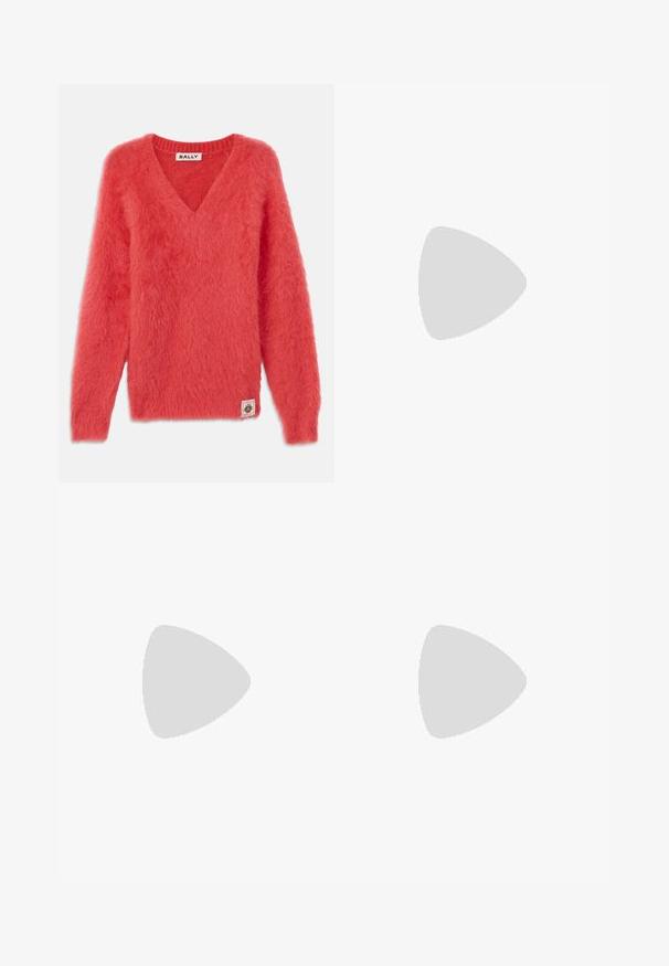 Korallroosa V-kaelusega sviiter, millel on lahti, pehme tekstuur; pikad varrukad; soonikservaga kaelus; külje peal brändi logo patch.; Mustad, laiad jaotustaskudega püksid, mis on valmistatud võrgukangast ja millel on paelaga vöökoht. Tekstuur on hingav ja kerge, sobides igapäevaseks kandmiseks.; Must naar mustast valmistatud Mary Jane lamedad jalanõud, ümarate varvastega, hõbedaste ümmarguste nupukestega ja reguleeritava rihmaga, millel on klamber.; Must mustroosa nahast kott, millel on kõver kuju, ümmargune ülemine käepide ja hõbedane logo detail. Sile tekstuur ja märkimisväärne lõikekujunduse element.