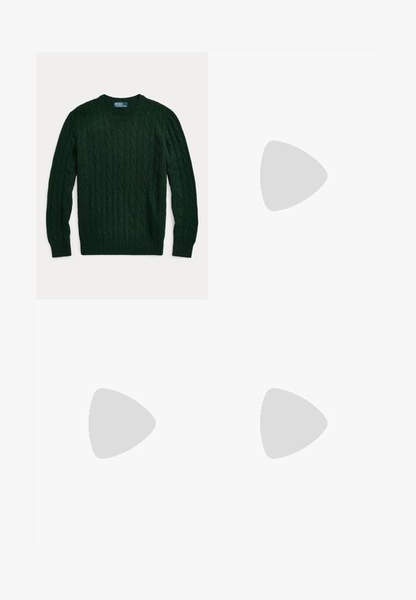 Polo Ralph Lauren THE ICONIC CABLE-KNIT CASHMERE SWEATER UNISEX - Pulóver - moss agate; Hosszúujjú fehér póló, 100% pamutból készült, kerek nyakkivágással és kis sötétkék logóval a bal mellen. Simább textúra, egyszerű dizájn.; Beige színű, denim anyagú rövidnadrág, texturált absztrakt szürke mintával, két elülső zsebbel és klasszikus gombos záródással.; Fehér sneaker zöld bőr részletekkel és homokszínű gumitalppal. Textilből készült, oldalt kiemelkedő logóval. Fűzős kialakítás.