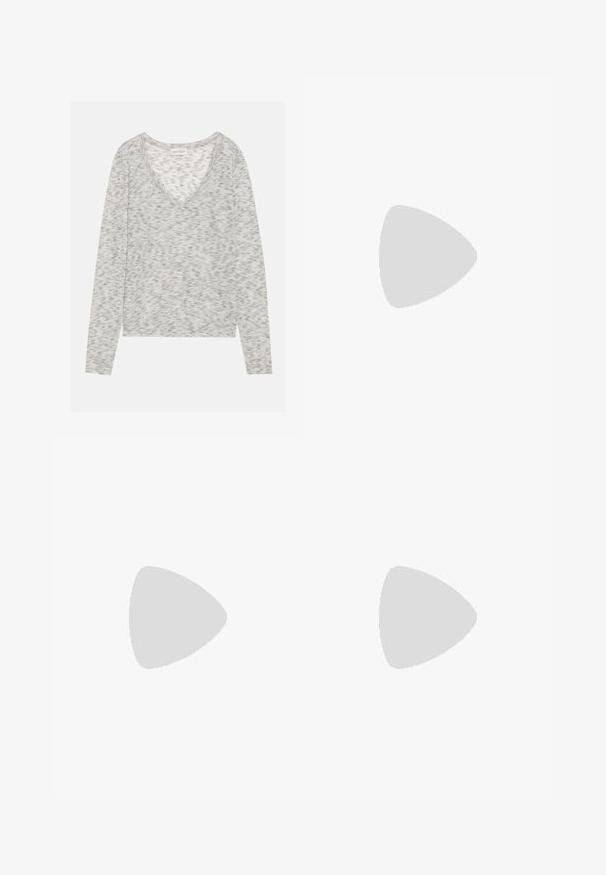 Grijze lange mouw top met een V-hals ontwerp, met een subtiele gestructureerde textuur en zachte tricot materiaal. Label zegt "ANNA FIELD."; Zwarte katoenen t-shirt met korte mouwen, ronde hals en een ontspannen pasvorm. Gladde textuur, zonder patronen of extra hardware.; Zwarte cargo broek gemaakt van glanzende, gestructureerde stof. Heeft een wijd pijpen ontwerp, elastische tailleband met trekkoord en meerdere zijzakken.; Zwarte en grijze sportieve schoen met een rode dempende zool, zwarte veters en een swoosh-logo, rustend op een metalen rasteroppervlak.