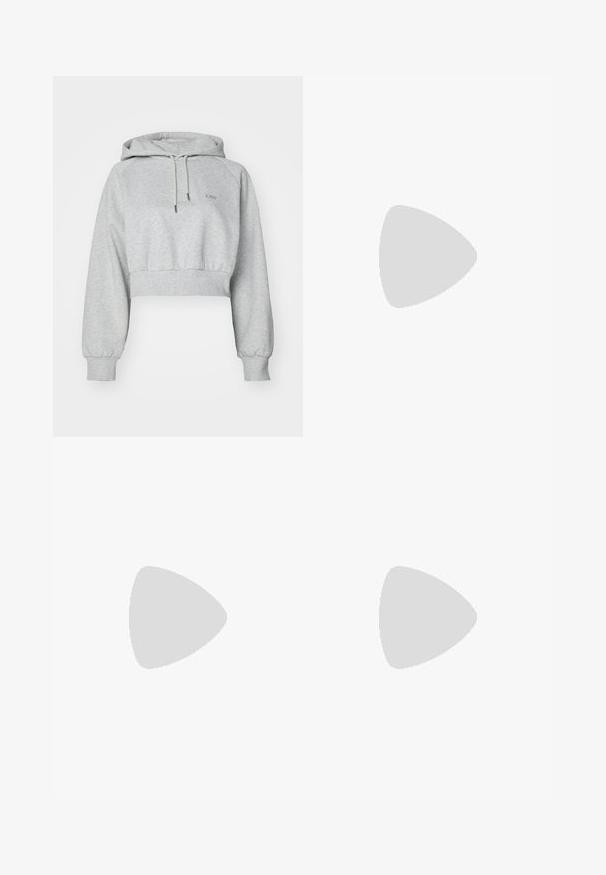 Grau geschnittenes Hoodie aus weichem Stoff, mit einer Fronttasche, Kapuze mit Kordelzug und gerippten Bündchen. Dezentes Logo auf der Brust.; Langärmliger Body in Dunkelgrau, aus glattem, dehnbarem Stoff mit hohem Kragen und tief ausgeschnittenen Beinausschnitten, der ein elegantes Design aufweist.; Hellgraue Sweatpants mit entspannter Passform, elastischem Bund, Kordelzug und seitlichen Taschen; aus weichem, strukturiertem Stoff gefertigt.; Schwarzer Sportschuh mit Mesh-Obermaterial und glänzenden Überzügen. Verfügt über eine geschwungene Spiraldämpfung und strukturierte Linien an der Seite. Nike-Logo sichtbar.