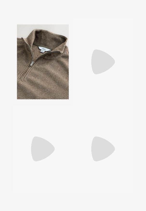 Brun zip-up tröja med hög krage, prydd med ett subtilt hundtandmönster och en silverdragkedja. Tagg synlig inuti med varumärkesnamnet.; Två vita bomull t-shirts med rund hals, korta ärmar och en mjuk textur. Båda har en enfärgad design utan synliga mönster eller detaljer.; Denimjeans i mörkblått, med rak benform, framfickor och en knappgylf med kontrasterande sömmar.; Svart läder Chelsea-boot med elastiska sidopaneler, dragflik, robust gummisula och söm-detaljer. Slät yta genomgående.