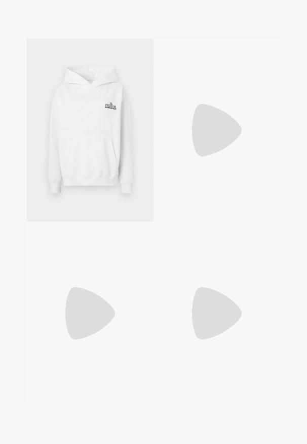 Sudadera blanca de algodón con bolsillo canguro, puños acanalados y capucha con cordón. Presenta un pequeño logo negro en el pecho.; Camiseta blanca de manga corta hecha de algodón, con un logotipo gráfico en verde dentro de una forma ovalada en el centro del pecho.; Pantalones de chándal verde oscuro hechos de una tela suave, con una cintura elástica y costuras laterales, y un pequeño logo en la parte delantera.; Zapatilla blanca hecha de material sintético suave, con puntera redonda, suela plana y sutiles acentos de logo en los laterales. Diseño clásico de caña baja.