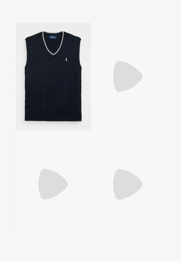 Pull sans manches en tricot bleu marine avec un motif en relief, encolure en V et un col argenté. Présente un petit logo polo blanc sur la poitrine.; Chemise blanche à manches courtes avec boutons, en tissu léger, dotée d'un col classique et d'une texture douce et lisse, agrémentée de boutons de couleur beige clair.; Shorts en denim bleu foncé avec une coupe ample, comprenant deux poches arrière, des surpiqûres contrastées et une coupe droite.; Chaussure de sport grise avec une tige en daim et textile, logo Nike en blanc et lacets blancs. Elle dispose d'une semelle en caoutchouc texturée et d'un collier rembourré.