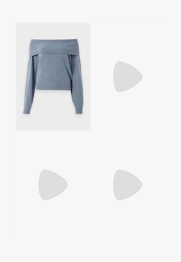 Sweater azul claro sem ombros com decote e punhos canelados. Textura suave, design cropped e mangas longas.; Calças largas brancas com textura, cintura elástica e cordão ajustável. Design simples e minimalista sem adornos.; Sapatilhas de camurça castanha com detalhes e atacadores brancos. Sola de borracha color de caramelo. Usadas com meias brancas com riscas pretas. Piso texturizado verde.; Bolsa de jeito em camurça castanha com duas alças robustas, forma retangular e detalhe decorativo em tiras na frente.