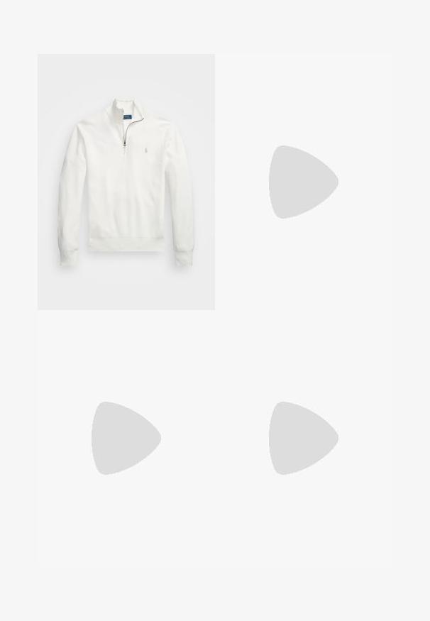 Bela pulover s polno zadrgo, izdelan iz teksturiranega blaga. Ima dolge rokave, rebraste manšete in majhen logotip na levem prsnem predelu.; Temno modra polo majica z V-izrezom in belim robom. Narejena je iz gladkega materiala, ima kratke rokave in majhen izvezen logotip na prsih.; Beli chinos iz bombaža, z ravnim sprednjim delom, z zanko za pas, dvema stranskima žepoma in enim zadnjim žepom. Gladka tekstura z ravno nogavico.; Bela športna čeveljca z sivo nubuk pohištvo, mrežastim zgornjim delom, modrim zadnjim trakom in črnim gumijastim podplatom. Imajo vezalne zapore in logotip.