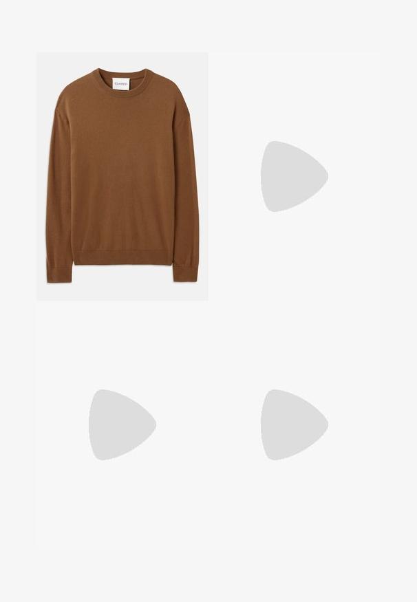CLOSED CREW NECK LONG SLEEVE - Maglione - light mocha brown; Jeans in denim blu a vita alta con un design a gamba dritta, dotati di tasche frontali e chiusura con bottone. La texture è liscia con leggere sfumature.; Sneaker bianco con accenti in camoscio, punta rotonda, lacci piatti e suola in gomma crema. Presenta un marchio verde sul tallone.; Collana di perline multicolori con perline blu scuro, rosse e gialle, intervallate da accenti argentati e un ciondolo pendente.
