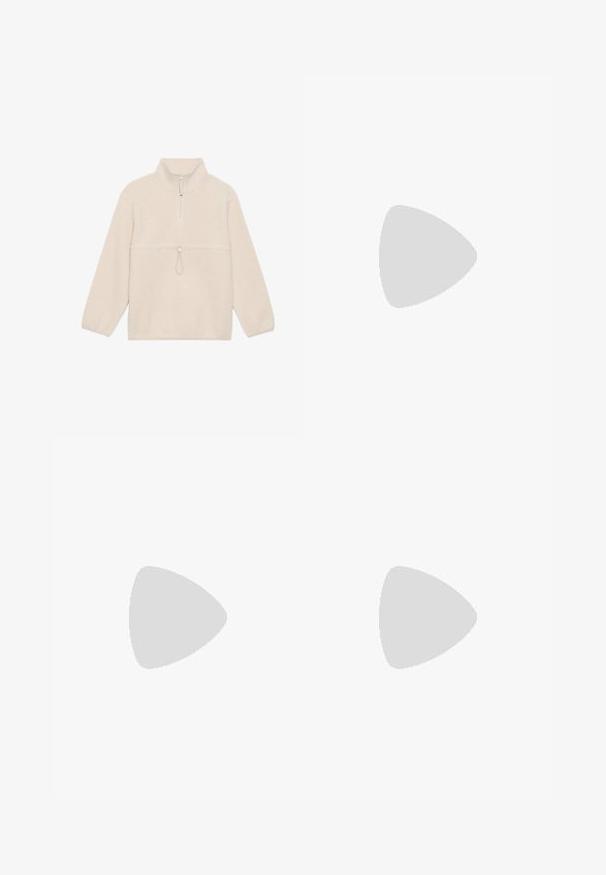 Sudadera de forro polar en color blanco roto, con cuello de media cremallera, mangas largas y un bolsillo frontal con cordón de ajuste. Textura suave.; Pantalones de imitación de cuero marrón con un corte entallado, que presentan pliegues frontales y piernas rectas. Textura suave sin herrajes o acentos visibles.; Las zapatillas de cuero blancas presentan una punta redondeada, suela plana y cordones gruesos. Decoradas con un talón rosa claro y combinadas con calcetines blancos de canalé.; Gran bolsa de lona beige grande con correas de cuero marrón, que presenta un diseño minimalista y costuras visibles como acentos.