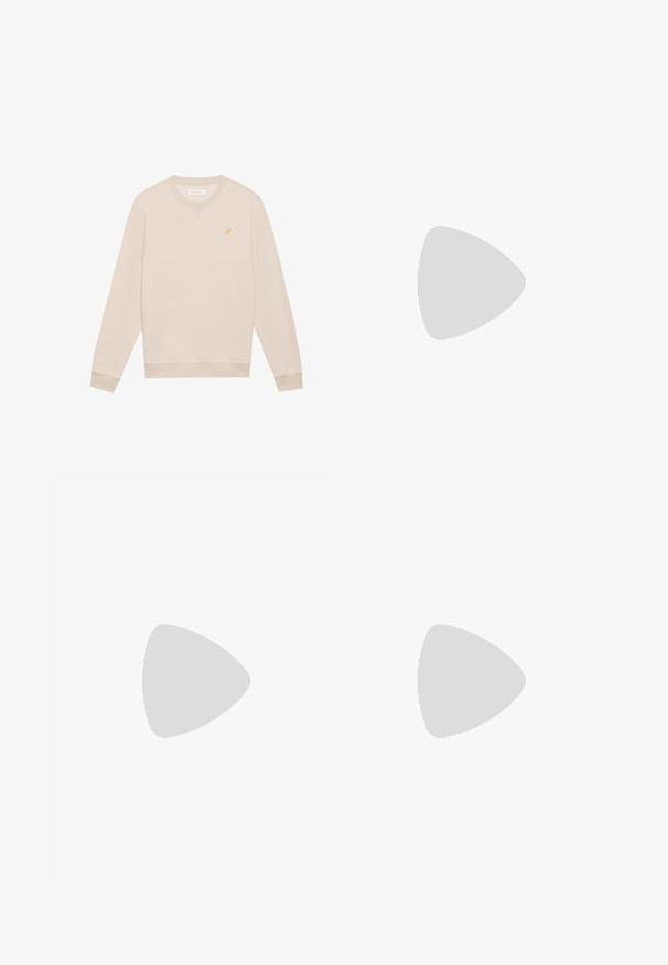 Beige langermet genser med rund hals og liten gul fugl broderi på venstre bryst, ribbestrikkede mansjetter og nederkant.; Lys blå jeans med rett benklipp, laget av denimstoff, med falme mønstre, fem lommer og knappelukking.; Svart sneaker med glatt syntetisk overdel, rund tå, flate snører og ribbet gummisåle. Minimalistisk design med quiltede detaljer.; Grønne rektangulære solbriller med solide mørke linser, tykke transparente rammer og en lett glanset finish. Akenter på stengene.