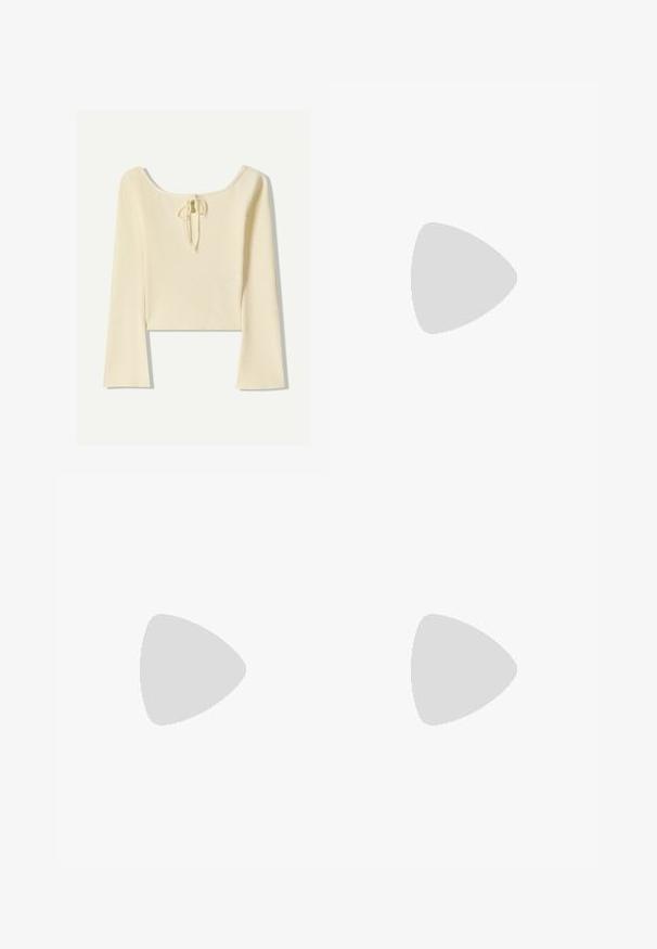 Bershka Maglione - beige; Gonna nera con una texture liscia, design al ginocchio e una semplice vita elastica. Presenta una cerniera discreta sul retro.; Scarpa con tacco alto nera e oro, con cinturino alla caviglia, punta appuntita e tacco quadrato, caratterizzata da un motivo a stampa leopardata.; Borsa a spalla in pelle marrone con una forma strutturata, dotata di chiusura a patta magnetica e un accento di logo metallico sul davanti.