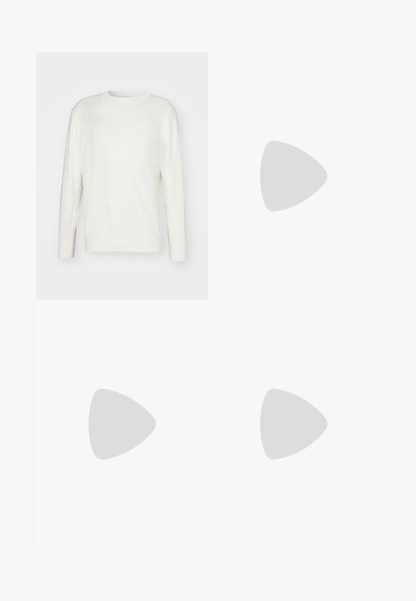 Weißer Rundhalsausschnitt-Pullover, lange Ärmel, Strickstruktur, gerippte Bündchen und Saum, klassischer Schnitt, minimalistisches Design ohne sichtbare Muster oder Verzierungen.; ASPESI PANTALONE  - Stoffhose - blu/blue; Schwarze Lederloafers mit glatter Textur, rundem Zehenbereich und einem dekorativen Riemen über dem Vorderfuß. Niedriger, gestapelter Absatz, minimalistisches Design.; Sonnenbrille mit schwarzem Kunststoffrahmen, blauen getönten Gläsern, leicht abgerundeter Form und silbernen Metallelementen an den Bügeln.