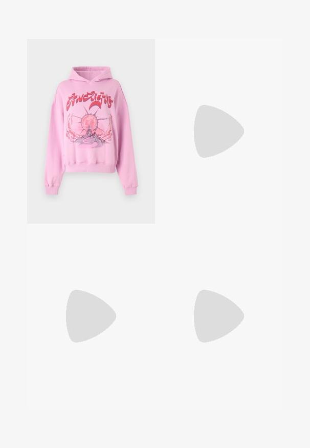 Sudadera rosa de corte relajado, con un diseño gráfico de un sol y una montaña en colores contrastantes. Puños y dobladillo de canalé.; Vaqueros de denim negro de pierna ancha con una cintura alta, que cuentan con diseño de cinco bolsillos y un pequeño detalle bordado en la parte delantera.; Zapatillas Nike Air Force 1 con estampado de leopardo, con cordones blancos y el swoosh, cuentan con una suela de goma color beige y parte superior texturizada. Calcetines blancos de caña corta visibles.; Bolso de mano con estampado de leopardo y asa curva, hecho de tela suave, con un cierre de cremallera en la parte superior y detalles en negro en los bordes.