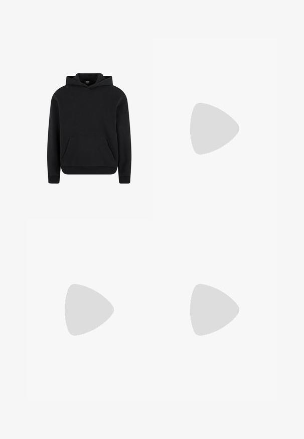 Urban Classics Hoodie - black; Sorte shorts med elastisk talje, der har snor, sidelommer og et let stof for komfort. Synlige sømdetaljer.; Svarte atletiske joggesko med mesh-overdel og syntetiske lag. Teksturet såle for godt grep. Har snøring og en løkke på hælen.; Svarte solbriller med en unik skjoldform, utstyrt med mørke linser og tynne sølvfargede metallbøyler. Innfatningene har avrundede detaljer og et dristig design.