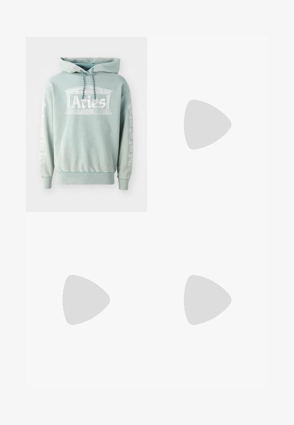 Mintgroene hoodie van katoen, met een voorprint van "Aries" met architectonische details, en tekst langs de mouwen in het wit.; Lichtgroene sweatpants van zacht katoen, met een elastische tailleband, zijzakken en subtiele grafische details langs één been.; Zwarte suède sneakers met witte accenten en veters, gecombineerd met witte geribde crew sokken, geplaatst op een gestructureerd grijs oppervlak.; Geribbelde gebreide sjaal met afwisselend bruine en lichtblauwe strepen, met franje aan de uiteinden en een zilveren label met de tekst "GmbH."